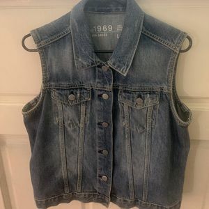 GAP women’s denim vest size large great condition